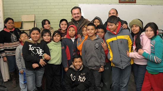 Piden niños de la Escuela Manuel Acuña al Alcalde Licenciado Gerardo García varios apoyos