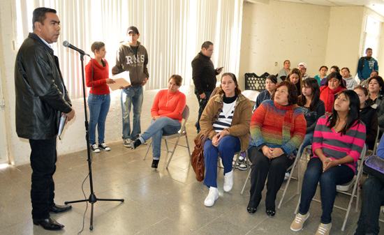 Presentan conferencia sobre comunicación asertiva 