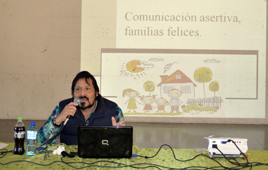 Presentan conferencia sobre comunicación asertiva 