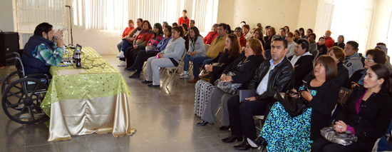 Presentan conferencia sobre comunicación asertiva 