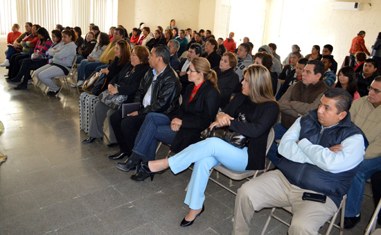 Presentan conferencia sobre comunicación asertiva 