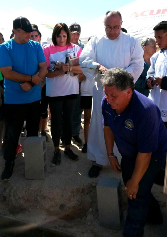 Alcalde Lenin Pérez coloca primera piedra de Clínica ONCOLÓGICA