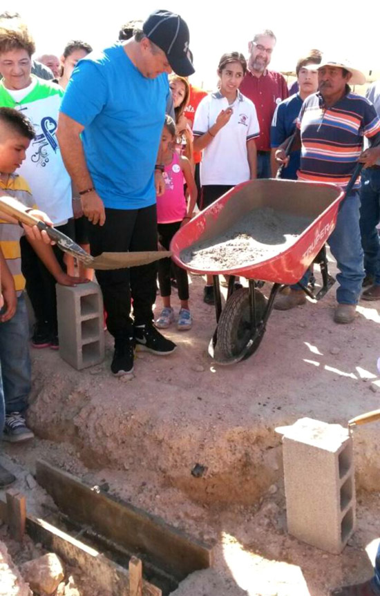 Alcalde Lenin Pérez coloca primera piedra de Clínica ONCOLÓGICA