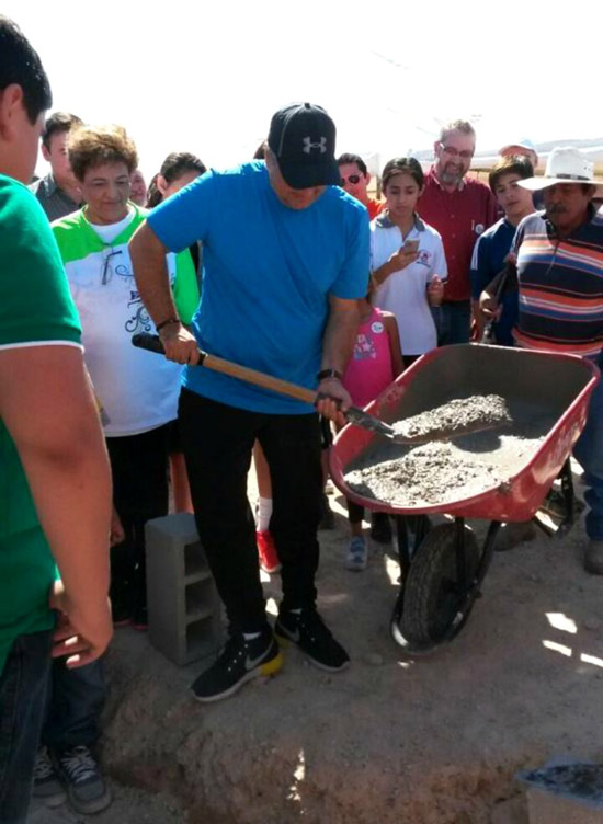 Alcalde Lenin Pérez coloca primera piedra de Clínica ONCOLÓGICA