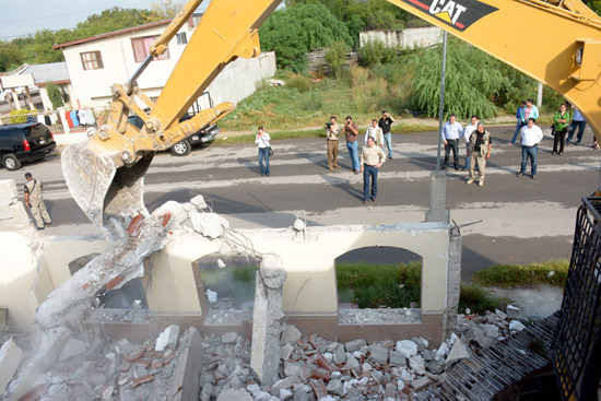 CONTINÚAN ACCIONES DE DERRUMBE DE VIVIENDAS VANDALIZADAS 