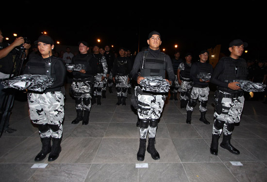 ENTREGA ALCALDE UNIFORMES A ELEMENTOS POLICÍACOS 