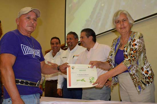 ENTREGAN EL ALCALDE Y SECRETARÍA DE MEDIO AMBIENTE CERTIFICADOS A VULCANIZADORAS RESPONSABLES.