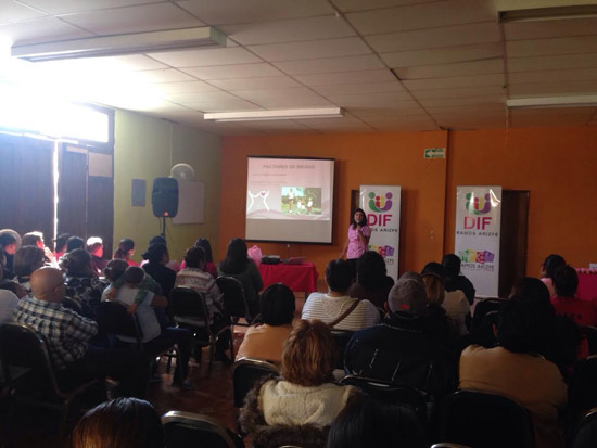 Imparten conferencia preventiva sobre el cáncer de mama 