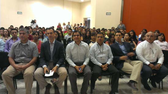   Jóvenes participan en conferencia “emprende antes de graduarte”