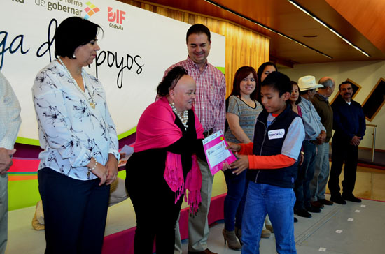 ENTREGA DIF ESTATAL BECAS A NIÑOS DE LA REGIÓN NORTE DE COAHUILA 