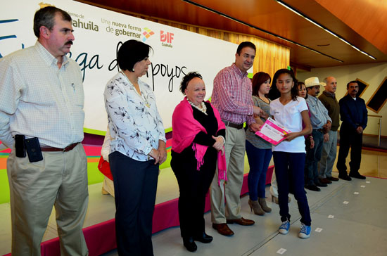 ENTREGA DIF ESTATAL BECAS A NIÑOS DE LA REGIÓN NORTE DE COAHUILA 