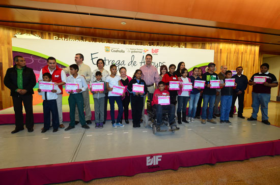 ENTREGA DIF ESTATAL BECAS A NIÑOS DE LA REGIÓN NORTE DE COAHUILA 