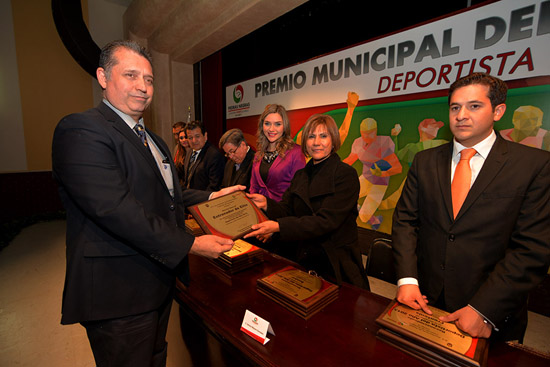 ENTREGAN PREMIO MUNICIPAL DEL DEPORTE Y PRESEA DEPORTISTA FUERTE 2013