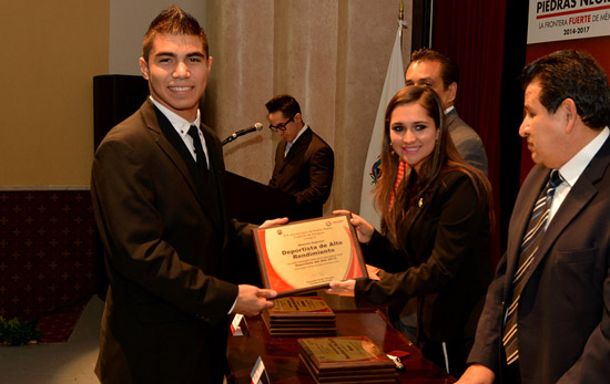 ENTREGAN PREMIO MUNICIPAL DEL DEPORTE Y PRESEA DEPORTISTA FUERTE 2013