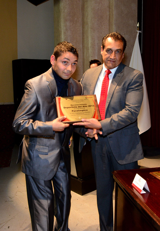 ENTREGAN PREMIO MUNICIPAL DEL DEPORTE Y PRESEA DEPORTISTA FUERTE 2013