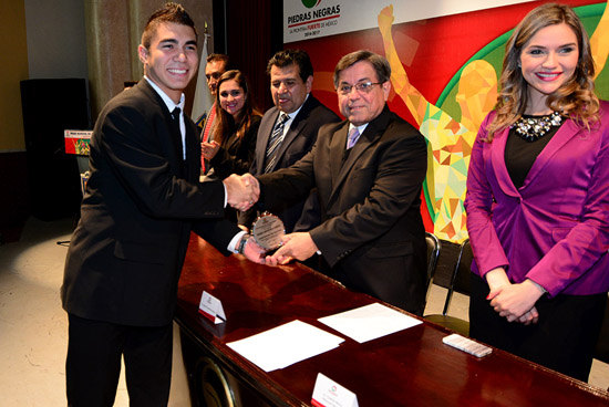 ENTREGAN PREMIO MUNICIPAL DEL DEPORTE Y PRESEA DEPORTISTA FUERTE 2013