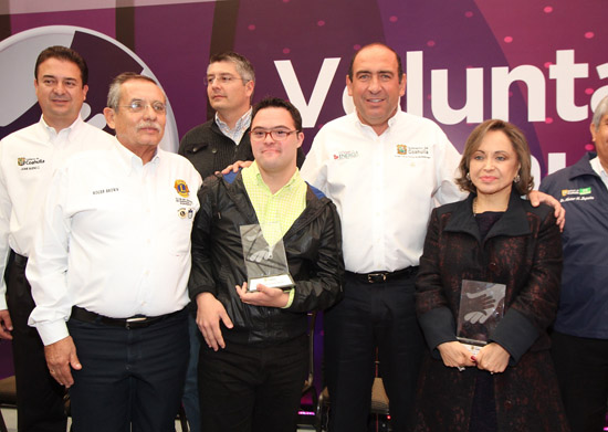 Entregan presea al Mérito Voluntario Coahuila 2014 