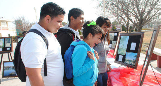 Aprecian alumnos del CBtis 239 exposición fotográfica “Conoce tu Municipio” 