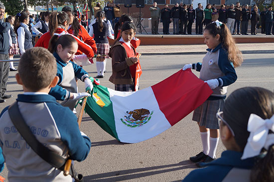 Autoridades municipales conmemoran 97 Aniversario de la Constitución