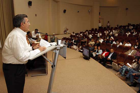 Da rector la bienvenida a la familia universitaria a nuevos “Lobos” de la Unidad Torreón 