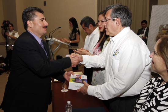 Da rector la bienvenida a la familia universitaria a nuevos “Lobos” de la Unidad Torreón 