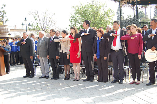 Emotiva ceremonia civica en el Día de la Bandera