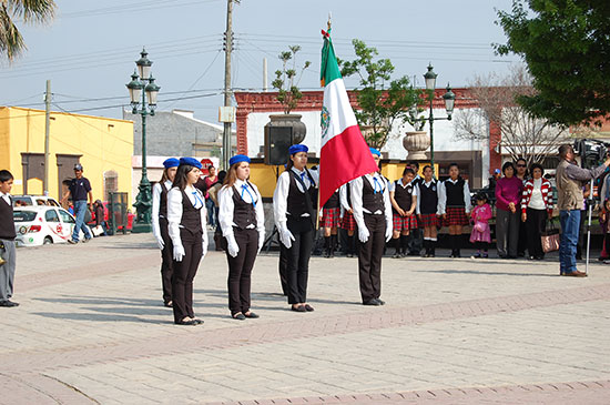 Emotiva ceremonia civica en el Día de la Bandera