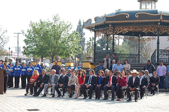 Emotiva ceremonia civica en el Día de la Bandera