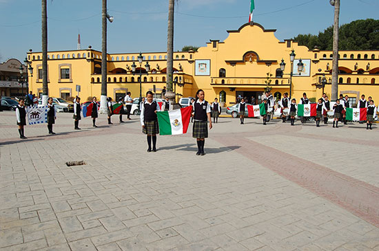 Emotiva ceremonia civica en el Día de la Bandera