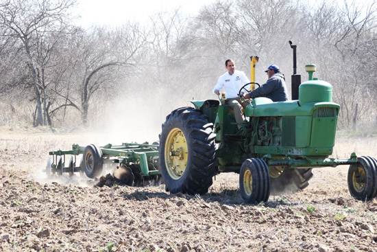 Reciben productores del campo recurso económico para equipamiento e infraestructura