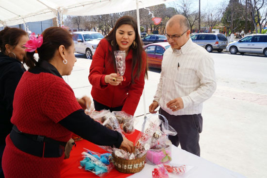 Recorre César Gutiérrez la feria “Endulzando Corazones”