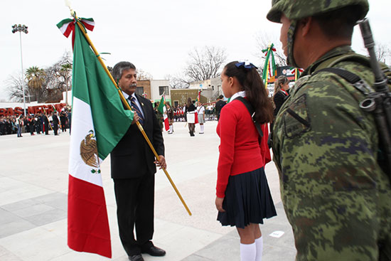 Se iza el Emblema Nacional más grande del mundo en el marco de la conmemoración del Día de la Bandera