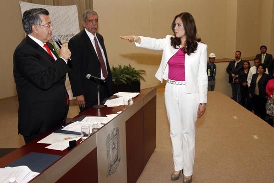 Toma Protesta Rector a Nueva Coordinadora de Unidad Torreón 