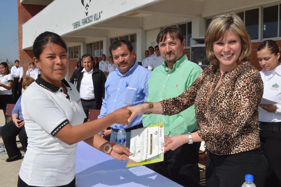 Visita la presidenta del sistema DIF Esther Talamas de Pérez el plantel CECyTEC Acuña y entrega reconocimientos 