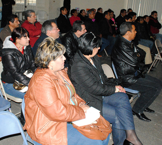 Brindan a funcionarios municipales conferencia “El Poder de la Actitud” 