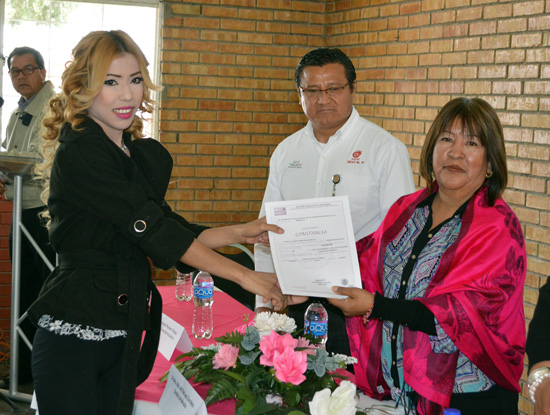 Concluyen curso de embellecimiento de cabello y colorimetría 