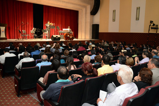 DISFRUTAN FAMILIAS NIGROPETENSES DE INTENSA NOCHE MUSICAL EN EL AUDITORIO “JOSÉ VASCONCELOS” 