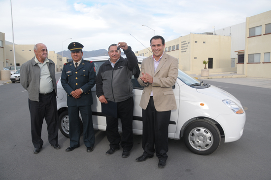 Entregan premio por concurso de programa de Canje de Armas 2014 