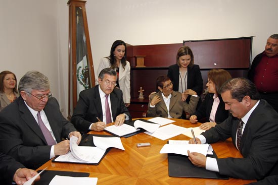 Firma Rector con el STUAC Convenio Contractual 2014 