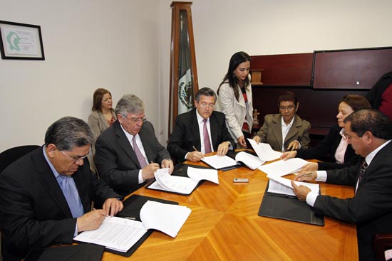 Firma Rector con el STUAC Convenio Contractual 2014 