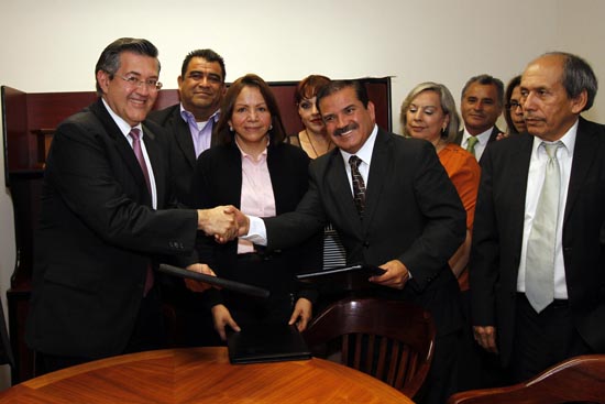 Firma Rector con el STUAC Convenio Contractual 2014 