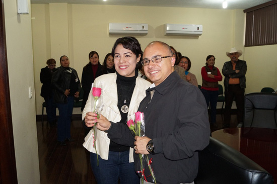 Reconoce César Gutiérrez a la mujer 