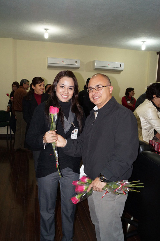 Reconoce César Gutiérrez a la mujer 