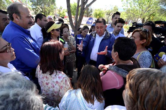 Rehabilitan saltillenses y autoridades dos plazas 