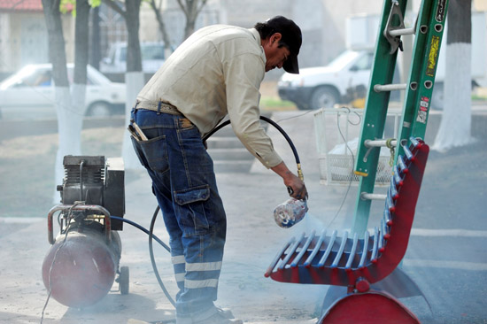 Rehabilitan vecinos y Municipio la primera plaza 