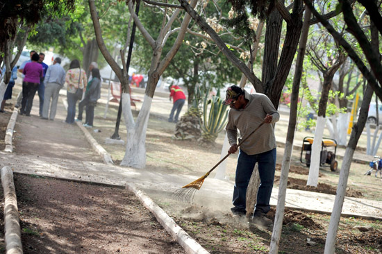 Rehabilitan vecinos y Municipio la primera plaza 