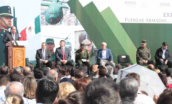 RUBÉN MOREIRA Y EL GENERAL SALVADOR CIENFUEGOS INAUGURAN MAGNA EXPOSICIÓN MILITAR