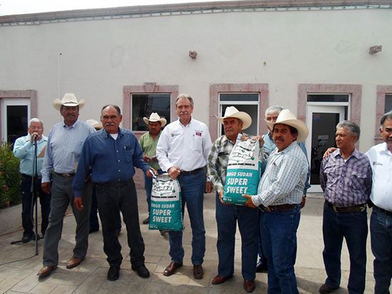 Continúa apoyo para el campo; entregan semilla de sorgo