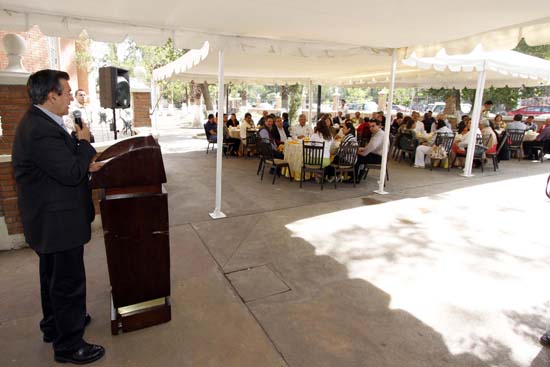 Convive rector con la comunidad de la "Mariano Narváez González" TV 