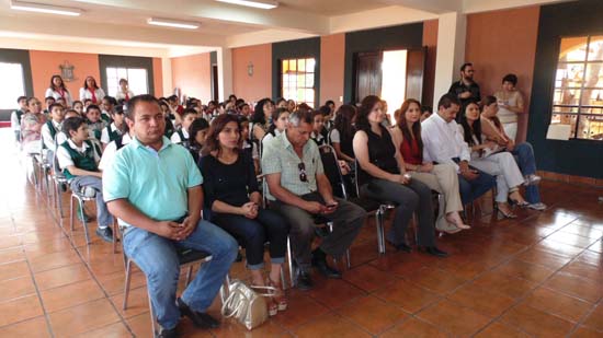 Enseñan a los menores a prevenir delitos cibernéticos 